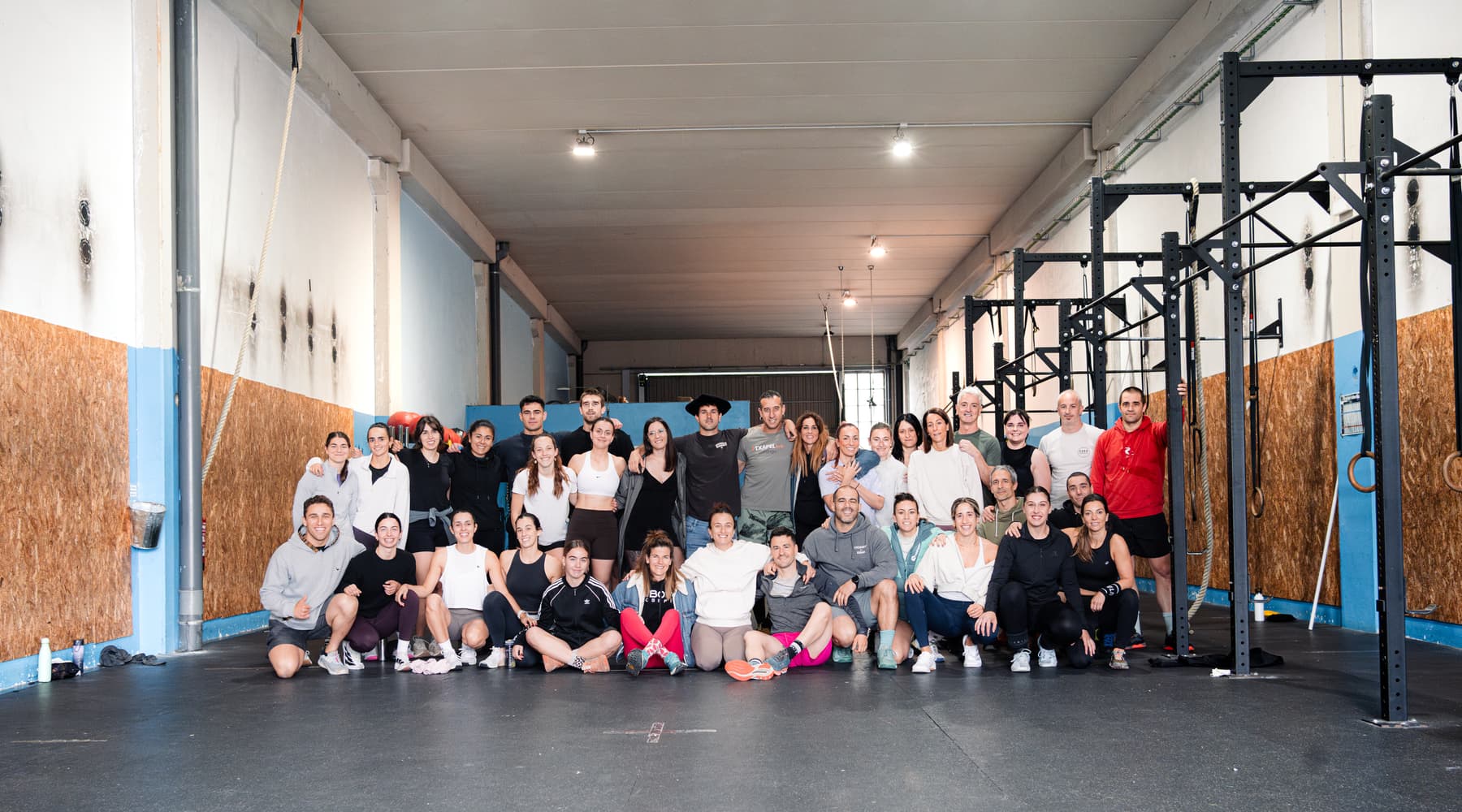 La comunidad de Anboto SC al completo en el box
