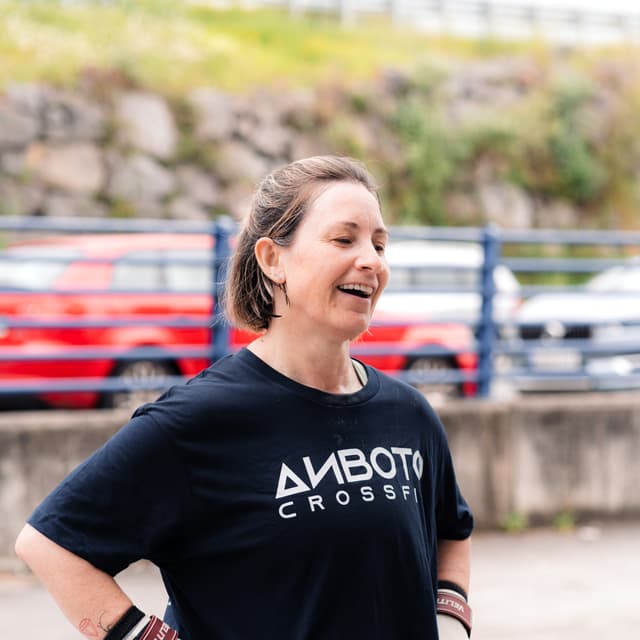 Atleta riendo con la camiseta de Anboto tras el entrenamiento